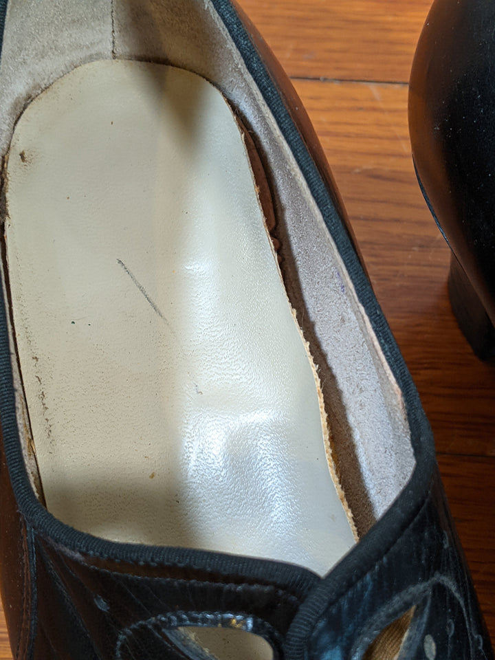 1930s-1940s Cut Out Pumps